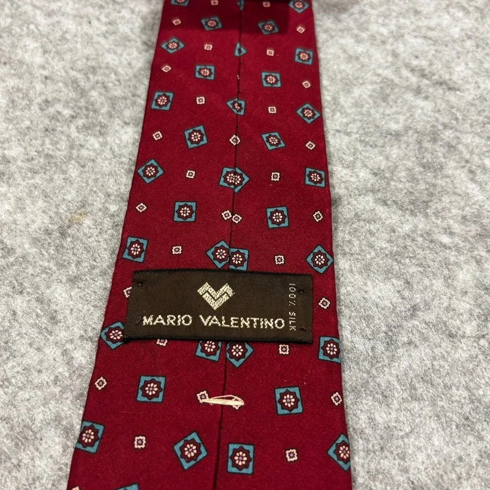 Mario Valentino Men's Necktie Burgundy Geometric Pattern 100% Silk W3